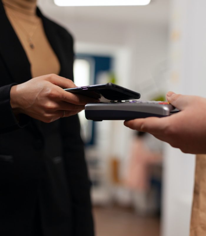 entrepreneur-doing-contactless-payment-usint-smartphone